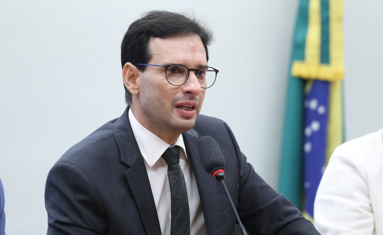 Câmara instaura comissão especial para analisar PECs